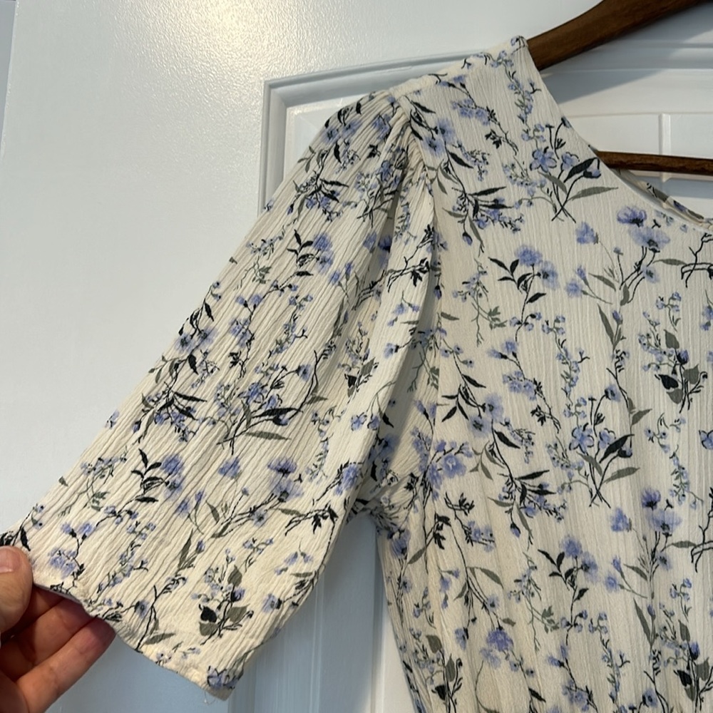 Gilli Off White Blue Floral Smocked Waist Dress - Picture 5 of 8
